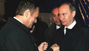 Donald Tusk i Władimir Putin kilkanaście godzin po katastrofie smoleńskiej / Fot. niezalezna.pl