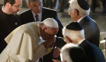 Papież Franciszek całuje w rękę rabina