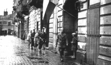 Godzina "W". Patrol por. "Agatona" z batalionu "Pięść" na pl. Kazimierza Wielkiego/ fot. arch.