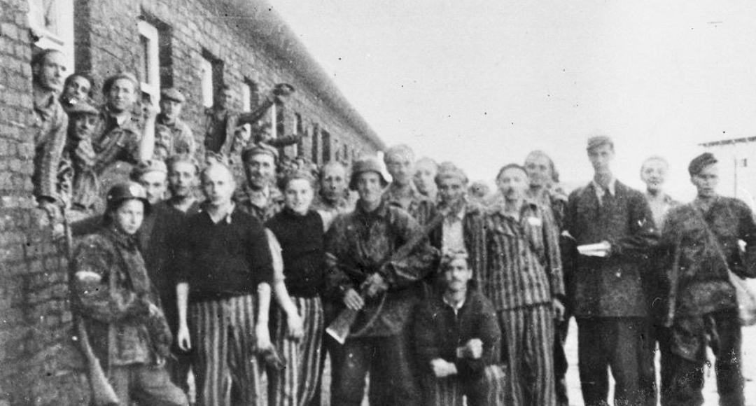 Grupa Żydów z Gęsiówki i ich wybawcy z plutonu "Alek" kompanii "Rudy" Batalionu "Zośka"/ fot. arch.