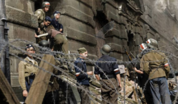 Śródmieście Północne. Grupa Powstańców z batalionu 'Kiliński' przed budynkami PAST-y przy ulicy Zielnej/ fot. arch.