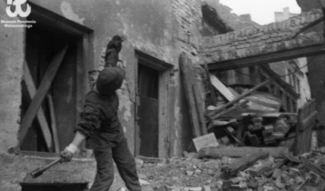 Stare Miasto: ppor. „Jur” z batalionu „Gustaw” rzuca granat w kierunku pozycji niemieckich na placu Zamkowym/ fot. arch.