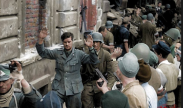 niemieccy jeńcy wyprowadzani z gmachu PAST-y/ fot. koloryzowany kadr z filmowej kroniki arch.