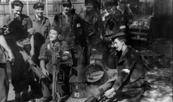 żołnierze Batalionu "Czata 49" na Woli z granatnikami PIAT zrzuconymi przez alianckie lotnictwo/ fot. arch.