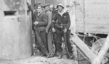 powstańcy z Batalionu Chrobry I przed zdobytym gmachem Żandarmerii Nordwache na ulicy Chłodnej róg Żelaznej/ fot. arch.