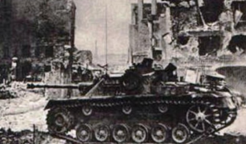 samobieżne działo pancerne StuG III Ausf. G podczas niemieckiego ataku na Polską Wytwórnię Papierów Wartościowych/fot. arch.