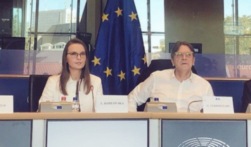Ludmiła Kozłowska i Guy Verhofstadt w PE/ fot. twitter