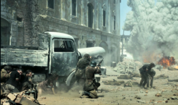 powstańcy odpierają niemiecki atak na przyczółku czerniakowskim/ fot. scena z filmu "Miasto 44"