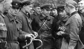 przyjacielskie spotkanie żołnierzy niemieckich i sowieckich 20 września 1939/ fot. arch.