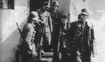 kpt. Franciszek Dąbrowski wychodzi do podpisania aktu kapitulacji Westerplatte/ fot. arch.