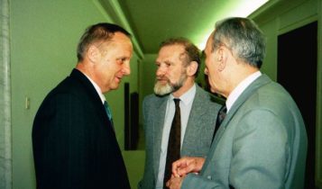 Kuluarowe rozmowy w 1992 roku - Stefan Niesiołowski, Bronisław Geremek i Tadeusz Mazowiecki / Fot. Facebook