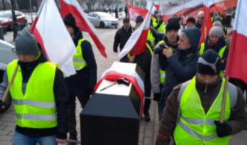 protest rolników przed Pałacem Prezydenckim/ fot. twitter