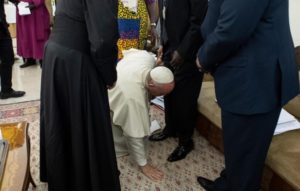 Papież Franciszek całuje buty przywódców Sudanu