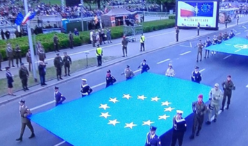 "flaga" UE na defiladzie w Warszawie/ fot. twitter