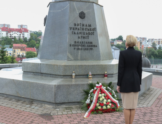 Agata Kornhauser-Duda pod pomnikeim Ukraińskiej Armii Galicyjskiej/ fot. prezydent.pl