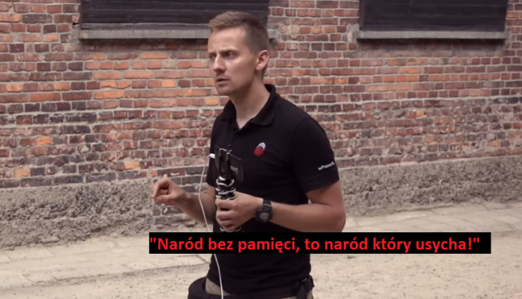 Jacek Międlar przemawia na terenie obozu KL Auschwitz (14 czerwca 2019) / Fot. YouTube