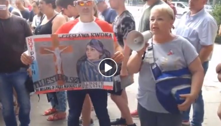Maria Leśniak-Wojciechowska przed wejściem do Muzeum Auschwitz (14 czerwca 2019) / Fot. wPrawo.pl