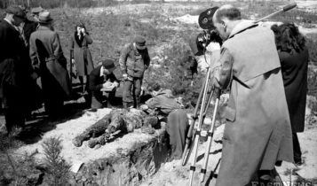 Ekshumacje na miejscu niemieckich zbrodni w Palmirach - po zakończeniu okupacji /Archiwum Szczecińskich /East News