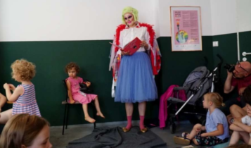 drag queen czyta dzieciom w poznańskiej kawiarni/ fot. twitter