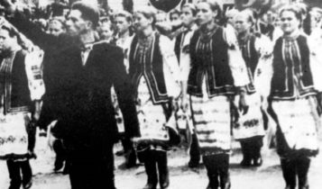 Uroczysta defilada przedstawicieli ludności ukraińskiej z okazji powołania dywizji SS-Galizien - Stanisławów 1943 r.