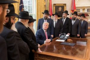 Donald Trump i rabini z Chabad Lubawicz - 27 marca 2018 / Fot. atlantajewishtimes.timesofisrael.com