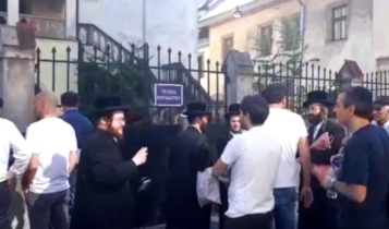 Żydzi przed zamkniętą synagogą Ajzyka/ fot. screen