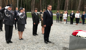 ambasador RP Bartosz Cichocki na cmentarzu wojskowym w Bykowni 15 sierpnia 2019/ fot. Twitter