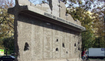 pomnik ofiar Rzezi Woli/ fot. Wikipedia