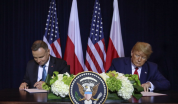 prezydenci Duda i Trump podpisują w Nowym Jorku deklarację o współpracy obronnej/ fot. Twitter Kancelaria Prezydenta RP