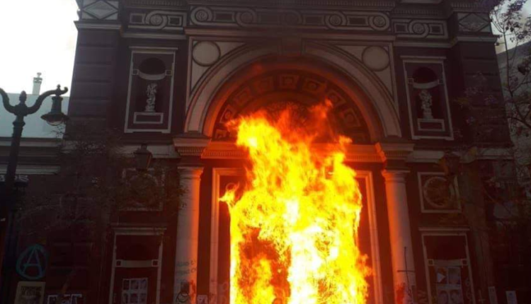 kościół w Chile podpalony przez lewackie bojówki/ fot. Twitter