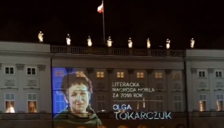Olga Tokarczuk na Pałacu Prezydenckim/ fot. screen
