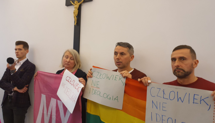 aktywiści LGBT zakłócają wykład o gender i ideologii LGBT/ fot. Twitter Dariusz Matecki