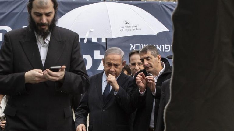 Premier Benjamin Netanjahu odwiedził centrum kwarantanny zakażonych koronawirusem w Ramat Gan PAP/EPA/HEIDI LEVINE / POOL