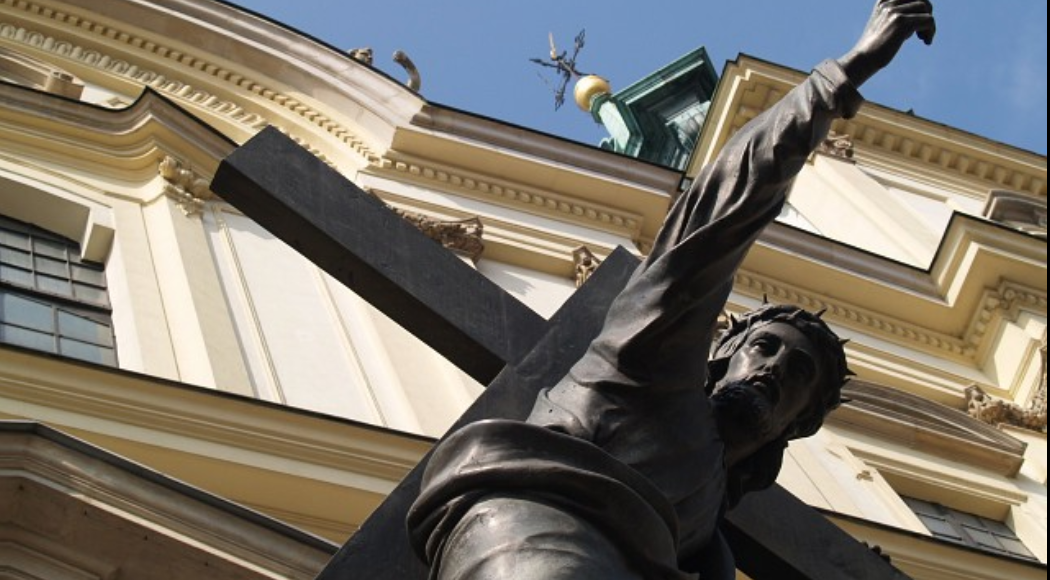 figura Chrystusa przed kościołem św Krzyża w Warszawie/ fot. Wikipedia