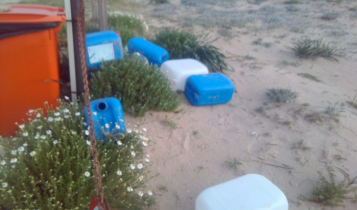 pojemniki po chemikaliach na plaży w Hiszpanii/ fot. Twitter