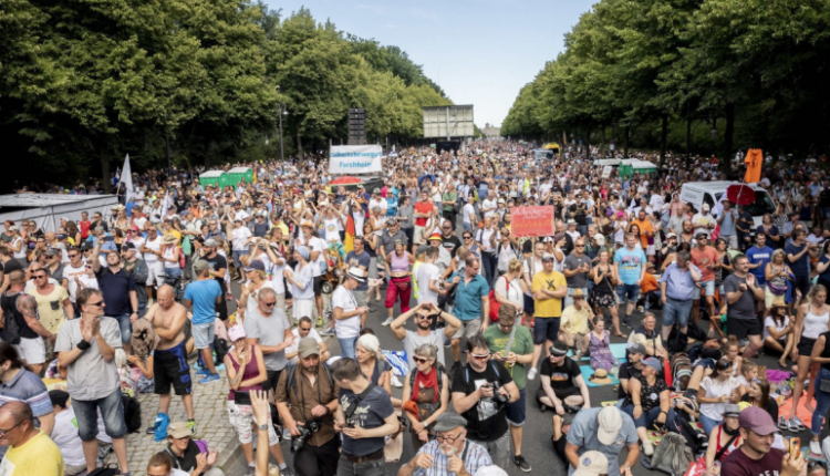 protest w Niemczech przeciw rygorom epidemicznym/ fot. Twitter