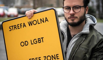 Bart Staszewski z tablicą "Strefa Wolna od LGBT"/ fot. Facebook/Bart Staszewski