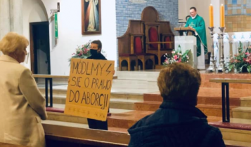 akcja Strajku Kobiet w kościele pw. Matki Bożej Nieustającej Pomocy, Warszawa/ fot. Facebook