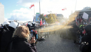 policja używa gazu podczas protestu przeciw restrykcjom epidemicznym/ fot. Twitter/Marcin Rola