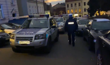 policja przed restauracją "U Trzech Braci"/ fot. screen