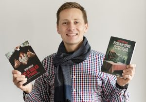 Jacek Międlar ze swoimi dwiema książkami