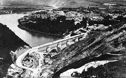 Panorama Zaleszczyk z 1931 roku z widocznym mostem drogowym przez rzekę Dniestr.