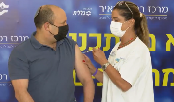 premier Izraela Naftali Benne5t przyjmuje trzecią dawkę szczepionki na kowid/ fot. screen