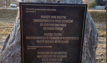 głaz upamiętniający Jana Maletkę, który zginął za podanie wody Żydom przywiezionym do Treblinki/ fot. Twitter/Instytut Pileckiego