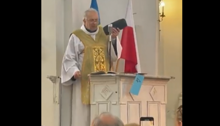 ks. Wojciech Drozdowicz puszcza pieśń UPA podczas mszy w kościele na warszawskich Bielanach/ fot. screen