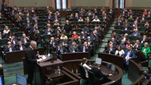 poseł Braun apeluje o przestrzeganie protokołu flagowego w Sejmie RP/ fot. screen