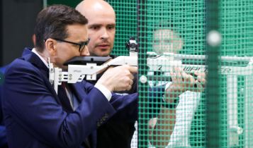 premier Morawiecki na strzelnicy w Myszkowie/ fot. Twitter