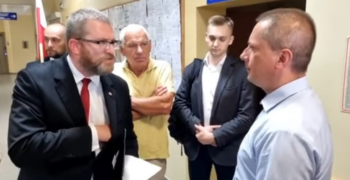 Grzegorz Braun z interwencją poselską w urzędzie w Goleniowie / Fot. YouTube