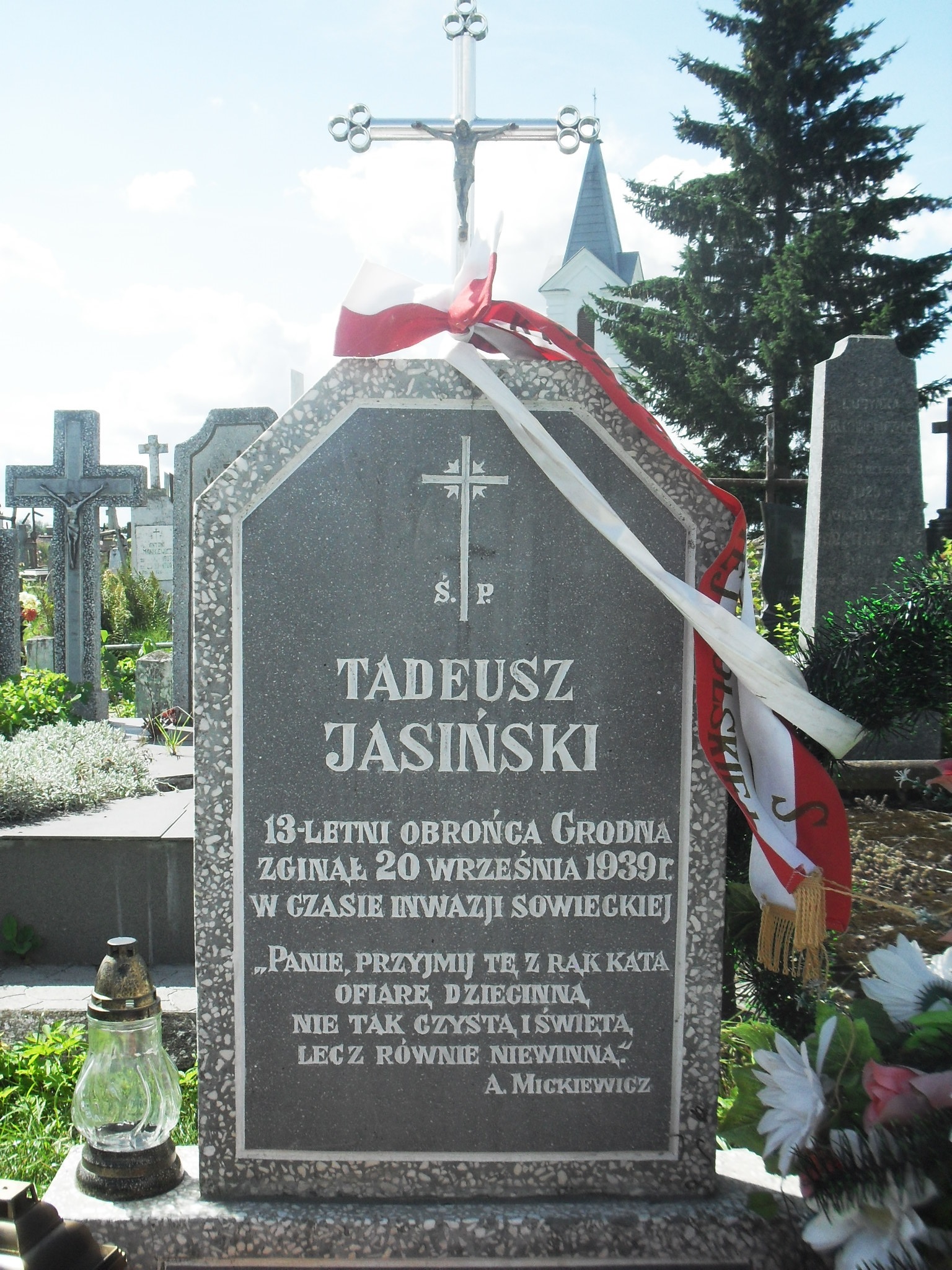 Pomnik śp. Tadka Jasińskiego na Cmentarzu farnym w Grodnie. „Exoriare aliquis nostris ex ossibus ultor”, fot Marcin Skalski