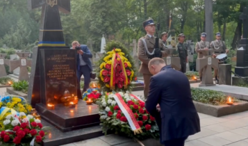 prezydent Duda składa wieniec na grobie żołnierzy Ukraińskiej Republiki Ludowej/ fot. screen